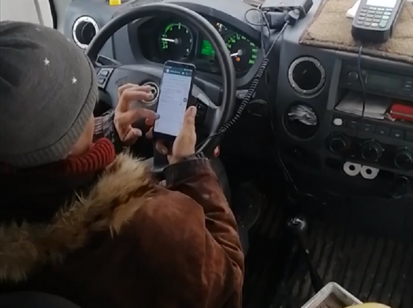 Скандальная маршрутчица бросила руль ради смартфона в Воронеже