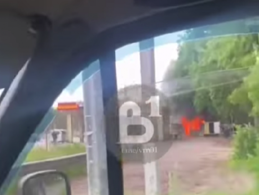 Шиномонтажка загорелась у «Олимпика» в Воронеже