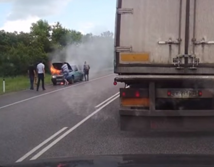 Автомобиль загорелся во время движения по воронежской трассе и попал на видео