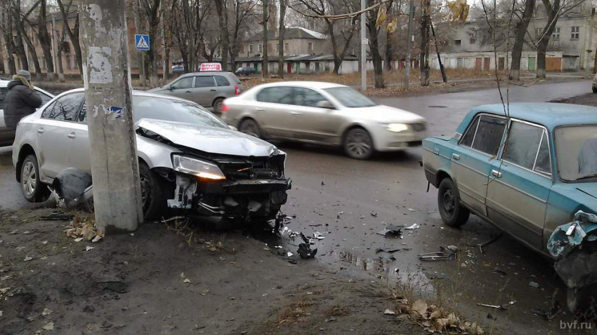 В Воронеже на Ленинградской столкнулись иномарка и «шестерка»