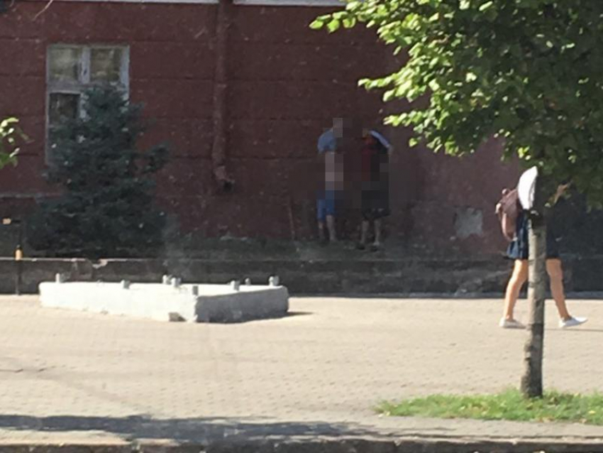 Парней со спущенными штанами застали за странным занятием в центре Воронежа