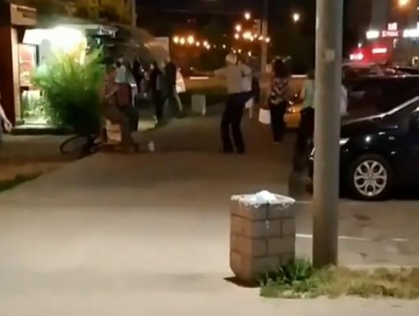 Зажигательный уличный танец пенсионера сняли на видео в Воронеже
