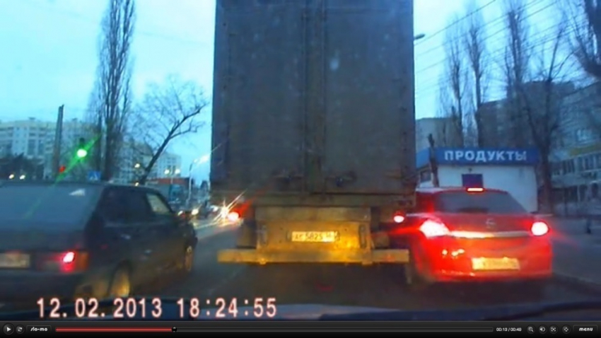 В Воронеже фура содрала бок Опелю - водитель и пассажир иномарки побежали в погоню за грузовиком (ВИДЕО)