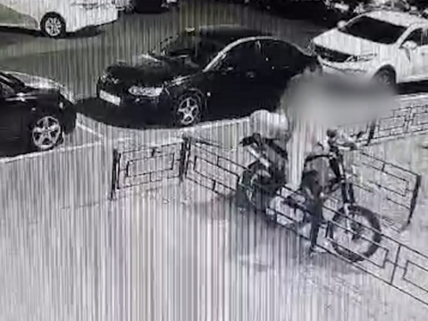 Думали, что самые умные: двое воронежцев попали на видео во время совместной кражи «Лифана»