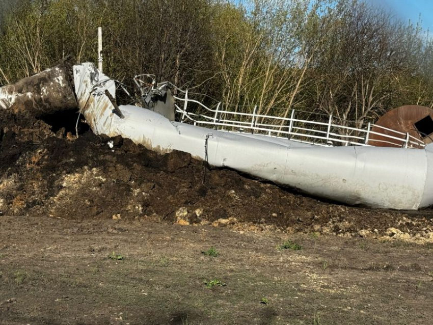 Новая водонапорная башня рухнула в поселке под Воронежем: опубликовано фото 