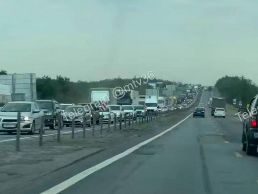 Автомобилисты встали в пробке на трассе М-4 «Дон» в Воронежской области