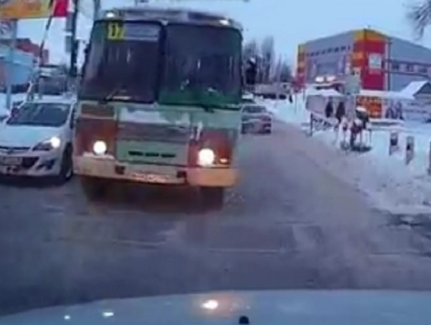 Глупый маневр маршрутки на переезде в Воронеже сняли на видео 