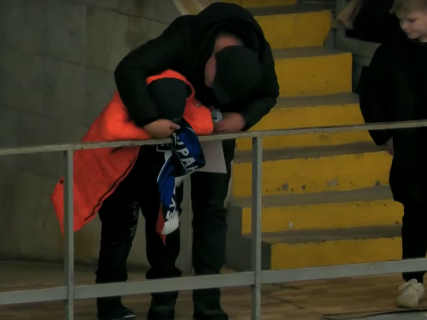 Момент вылета шайбы с площадки прямо в лицо ребенку попал на видео в Воронеже