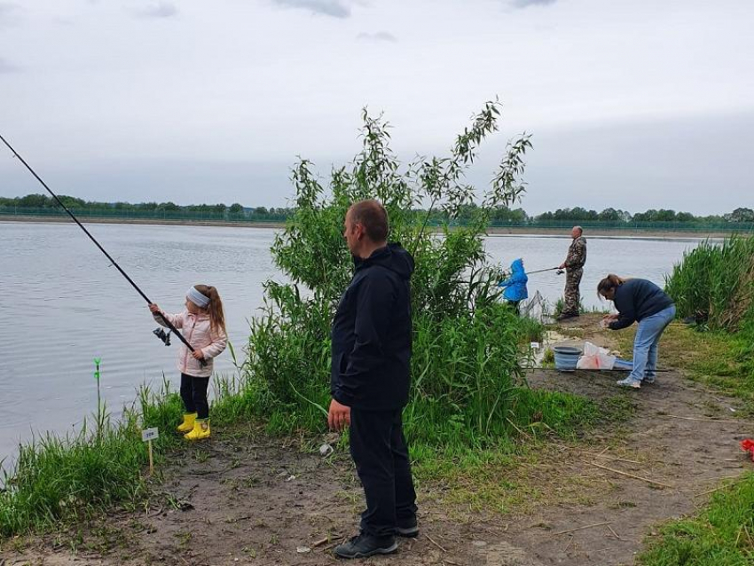 На пруду охладителе Нововоронежской АЭС при участии атомщиков прошел масштабный рыболовный детский фестиваль «Веселый поплавок»