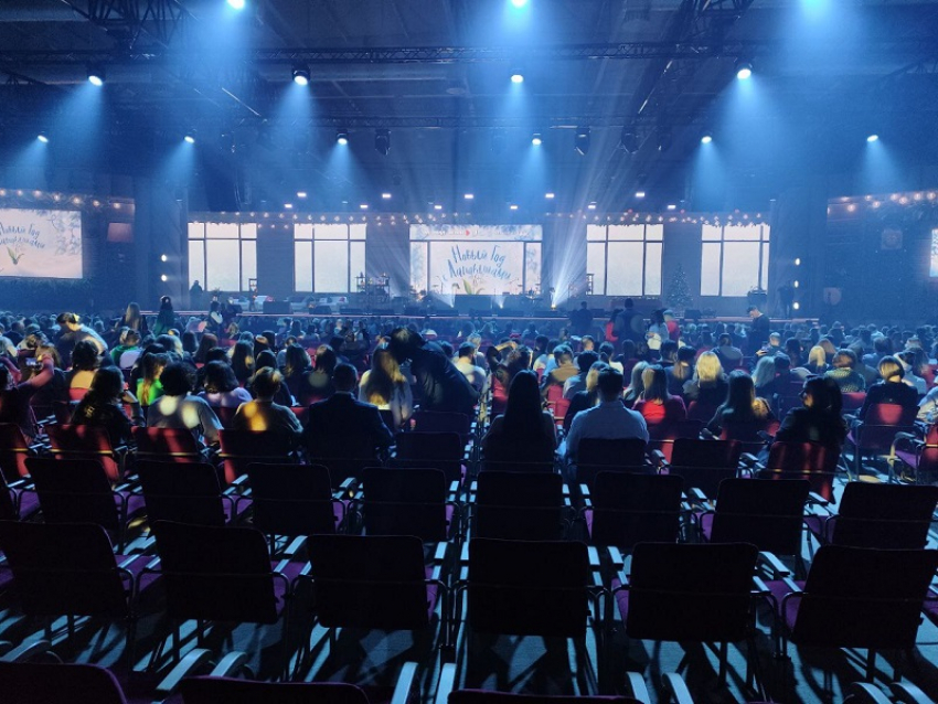 Рэпер ST и слепое оливье: как прошел новогодний концерт в Москве, посвященный премьере «Ландышей» 