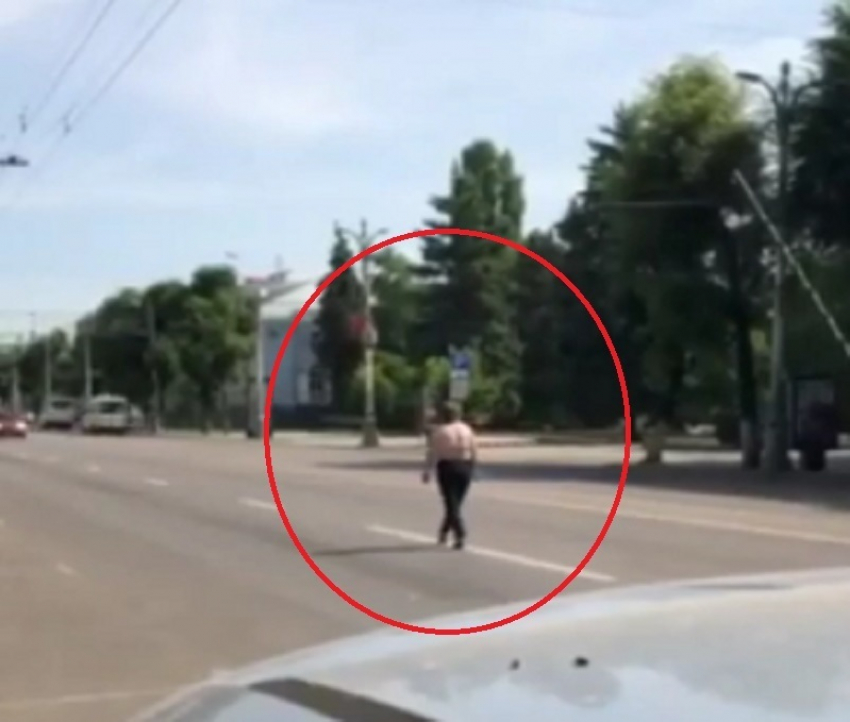 Раздетая женщина прогулялась навстречу потоку машин в Воронеже