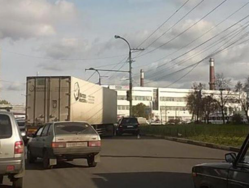 Остужевское кольцо в Воронеже встало в пробке из-за ДТП с фурой