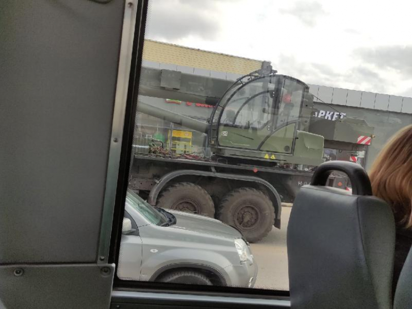 Мощную колонну военной техники заметили под Воронежем