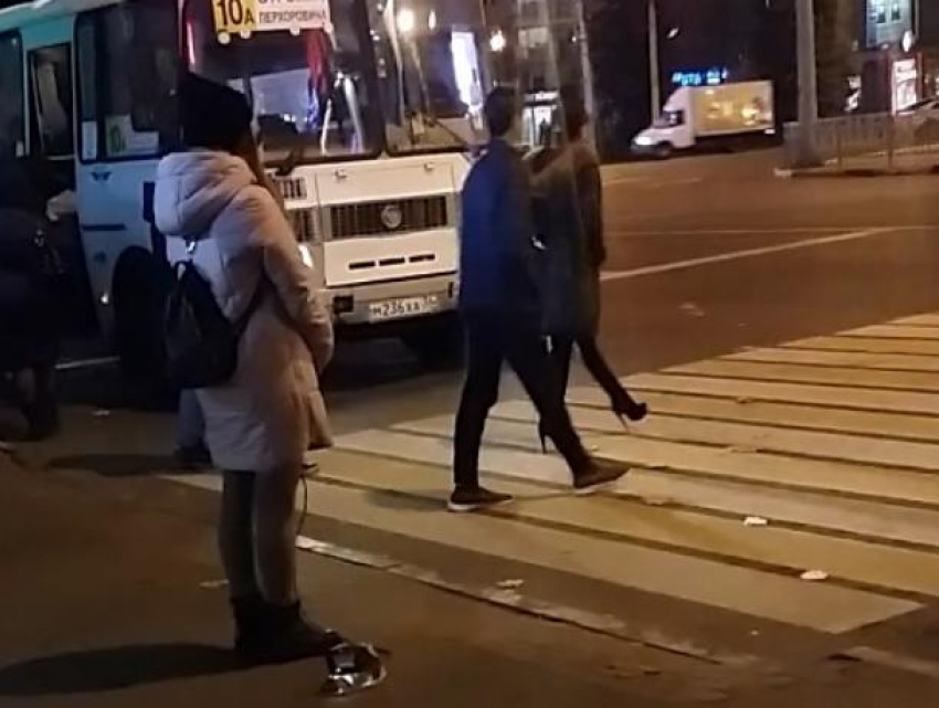 Девушка научила утюг правильно переходить дорогу в центре Воронежа