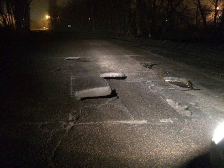 Водителей предупредили о гигантских ямах на улице Менделеева в Воронеже 
