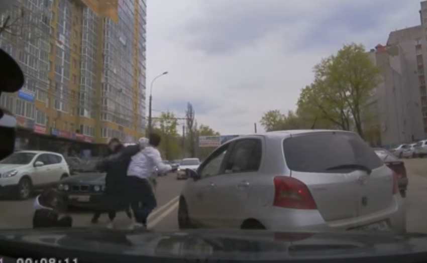 Массовая драка воронежских водителей и пассажиров попала на видео