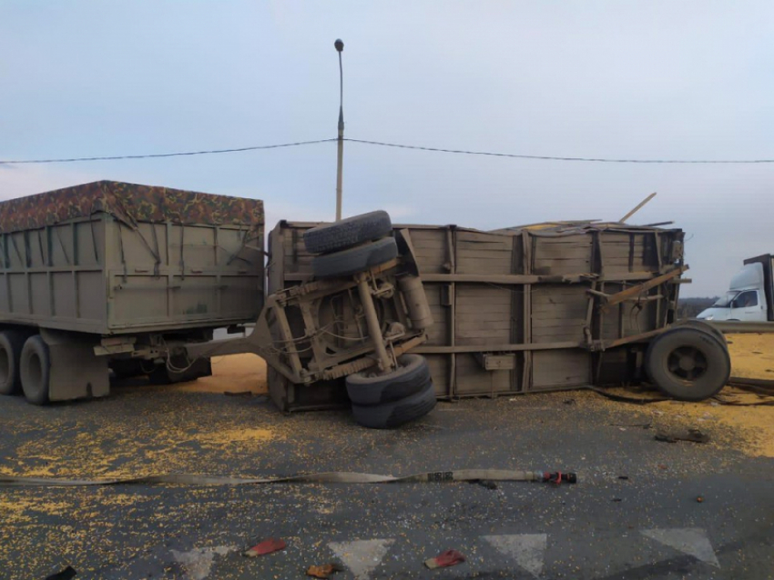 Опубликованы фото с места смертельного столкновения грузовиков под Воронежем