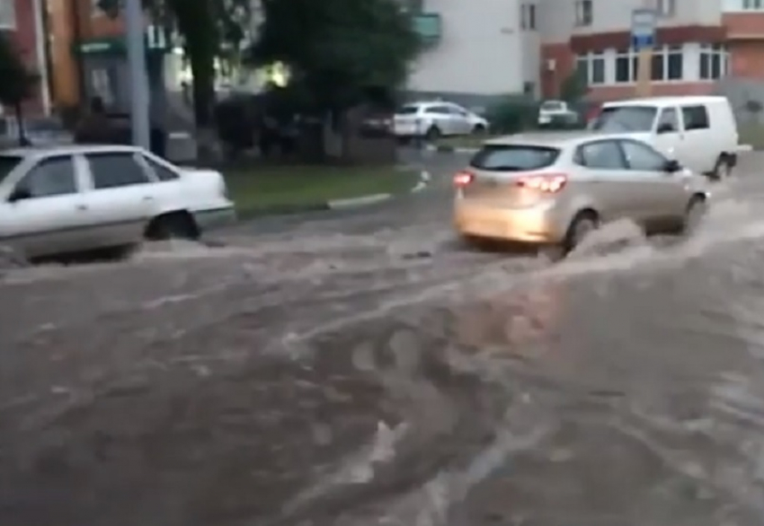 Ужасные последствия мощного ливня воронежцы показали на видео