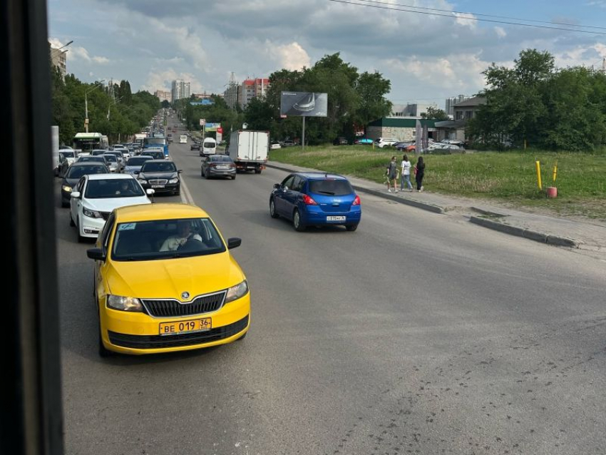 Вечерние семибалльные пробки сковали в пятницу воронежские дороги