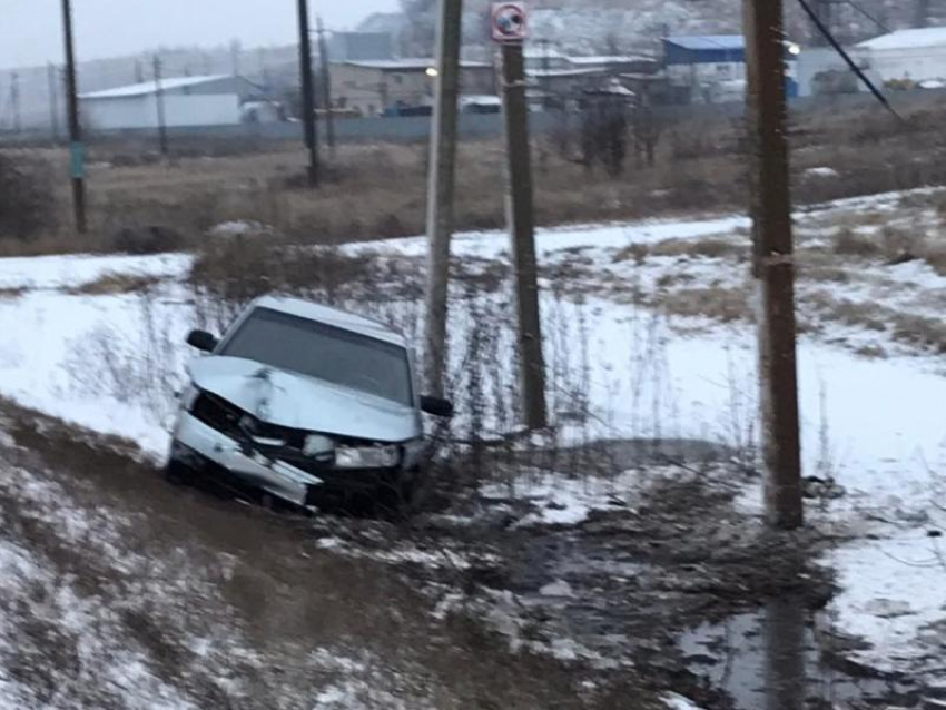 Автомобилистка вылетела в кювет и врезалась в столб в воронежском селе 