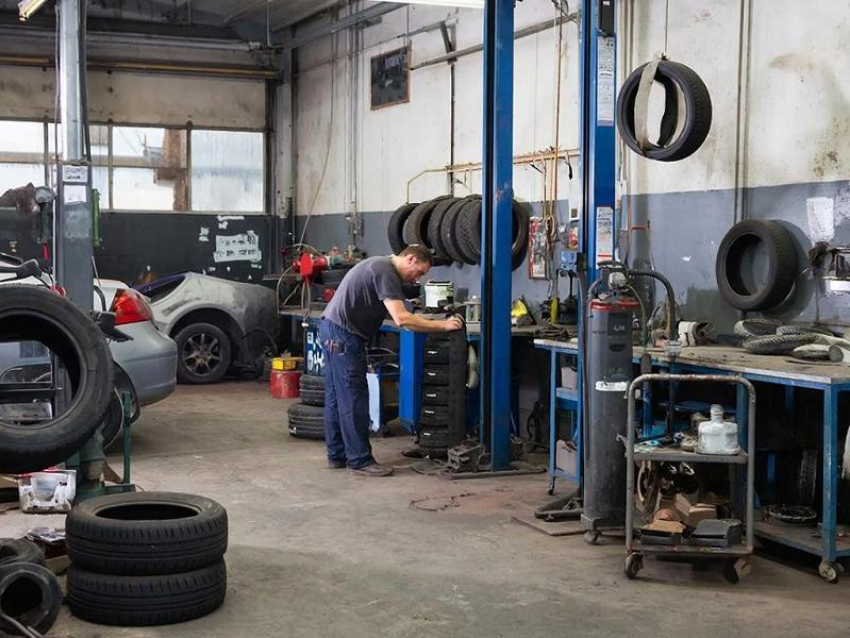 Шиномонтажки анонсировали рост цен на свои услуги 