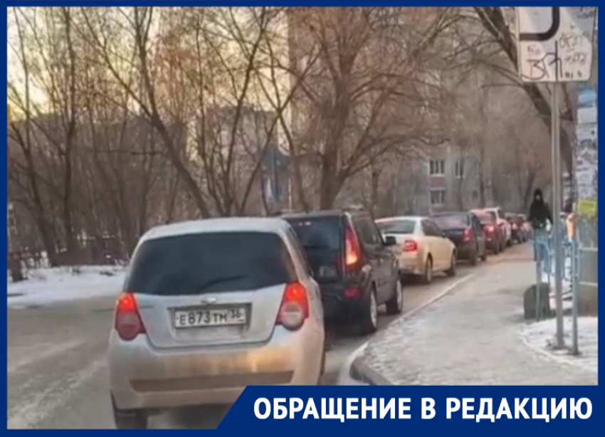 Абсурд дорожных знаков на перекрестке держит водителей в пробке в Воронеже 