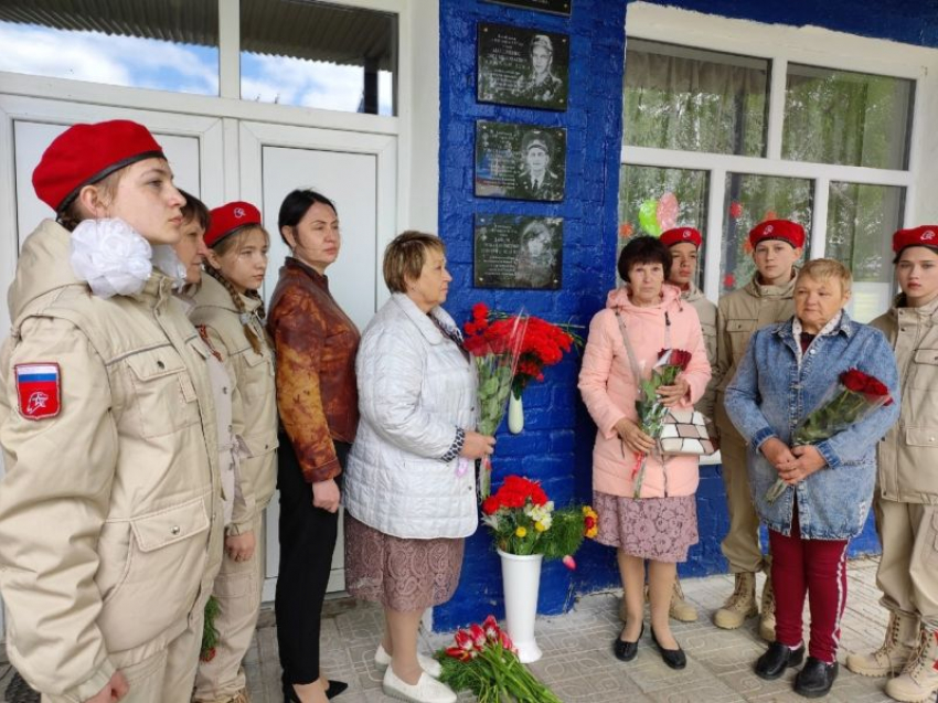 Памятные доски погибшим в СВО установили на школе в Воронежской области