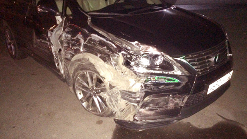 Неадекватный водитель «Лексуса» протаранил шесть автомобилей на парковке в Воронеже и скрылся 