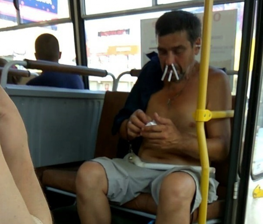 Пассажиров воронежской маршрутки испугал полуголый мужчина с сигаретами в носу