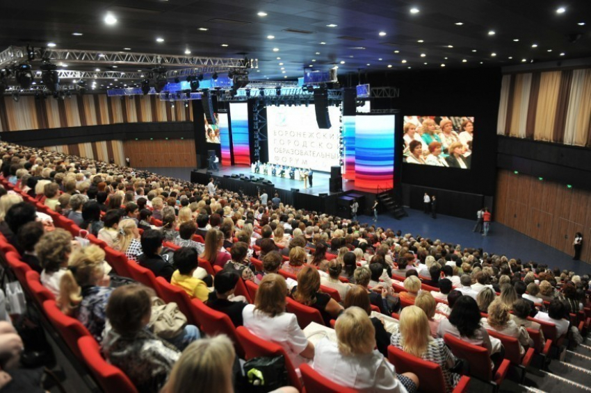 В Воронеже две тысячи учителей согнали в «Град», чтобы перед ними пропиарить Александра Гусева (ФОТО)