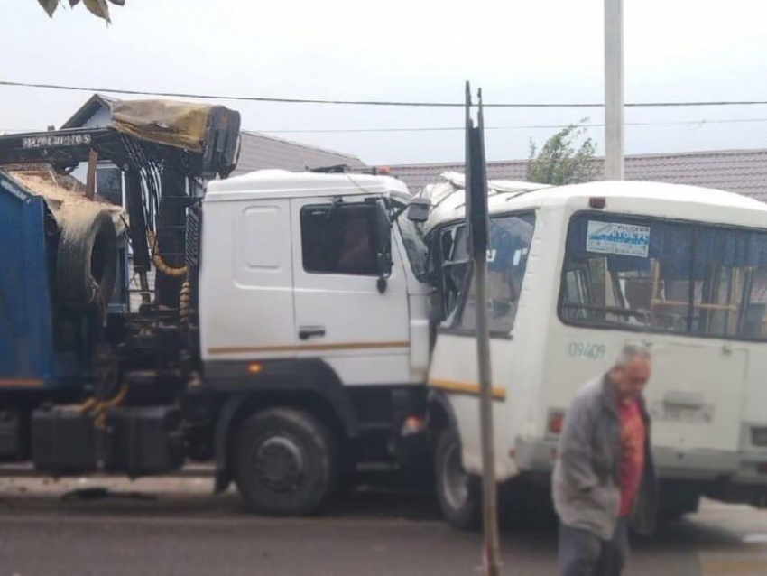Прокуратура проверит воронежского перевозчика после столкновения автобуса с грузовиком
