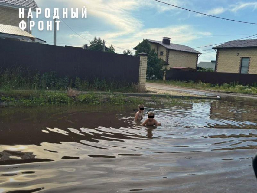 Купание детей в огромной луже сняли в Воронеже