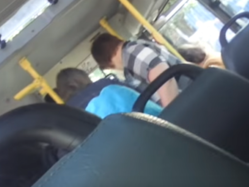 Перепалку пассажирки с маршрутчиком сняли в салоне микроавтобуса в Воронежа