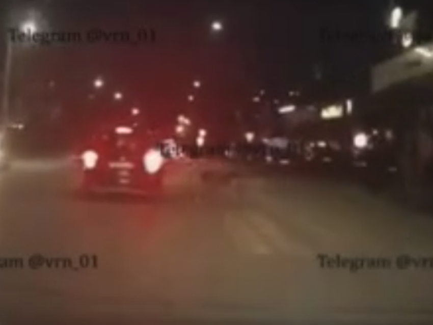 На видео попало, как автомобиль сбивает воронежца на «зебре» и уезжает