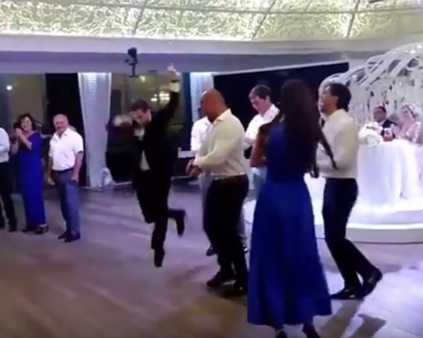 Безумную смесь Gangnam Style и лезгинки показали в танце на свадьбе в Воронеже
