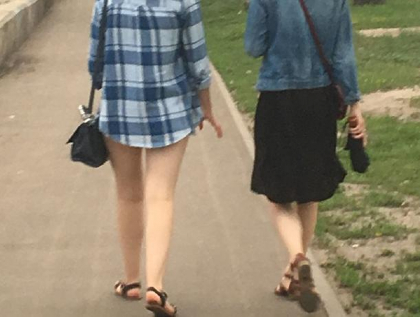 Девушка прогулялась по Воронежу в одной рубашке