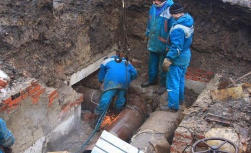 В Железнодорожном районе устраняется прорыв теплотрассы