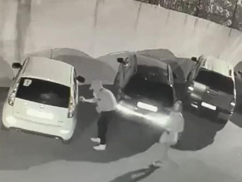 Разрисовавшие десятки машин вандалы попались на камеру в Воронеже