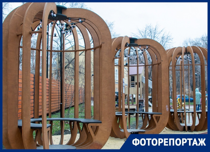 Как выглядит новый сквер с подсвеченными читальнями в Воронеже