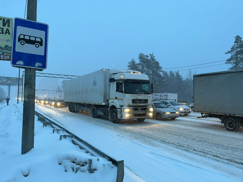 Рекордные 10-балльные пробки остановили Воронеж на фоне мощного снегопада
