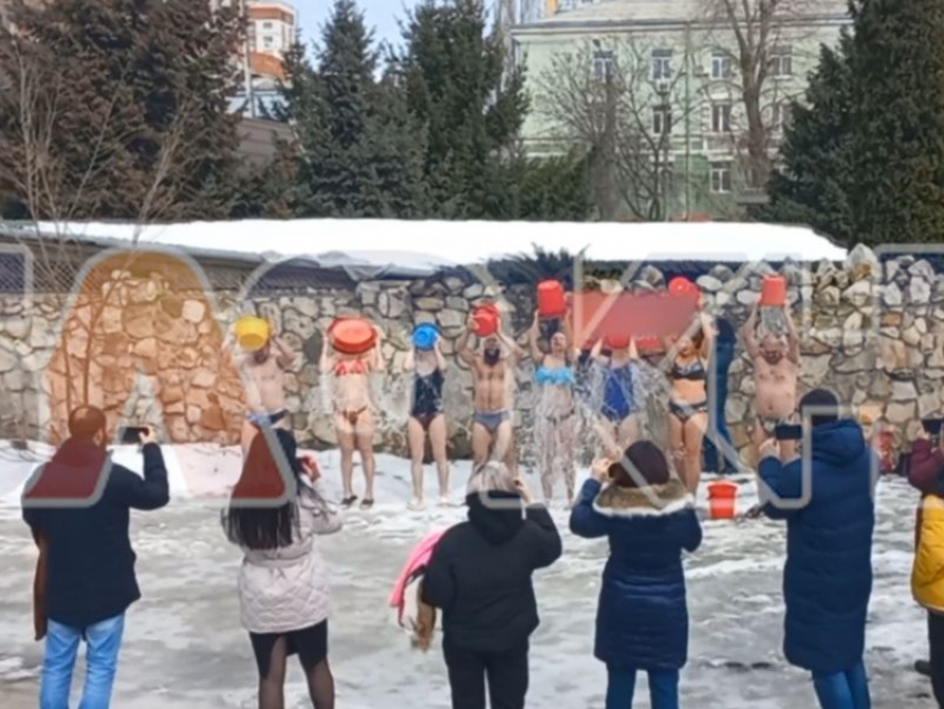 Полуголые мужчины и женщины устроили смелую акцию в центре Воронежа