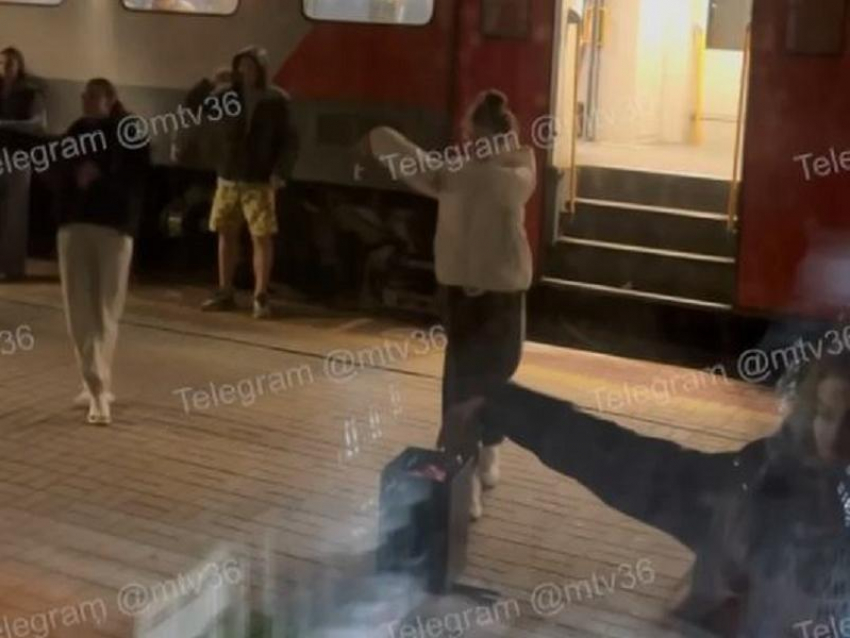 Появилось видео, как пассажиры поезда Сухум-Москва исполнили кавказский танец на вокзале в Воронеже