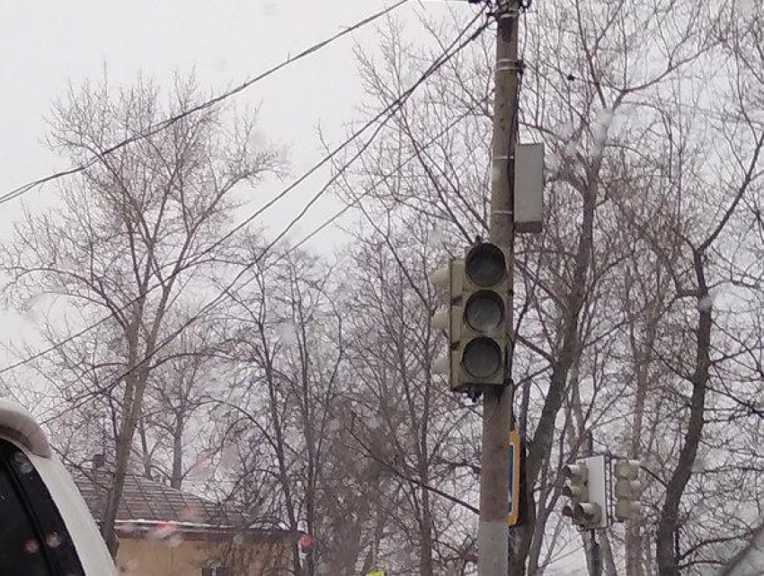 Воронежцы вторые сутки возмущены неработающим светофором