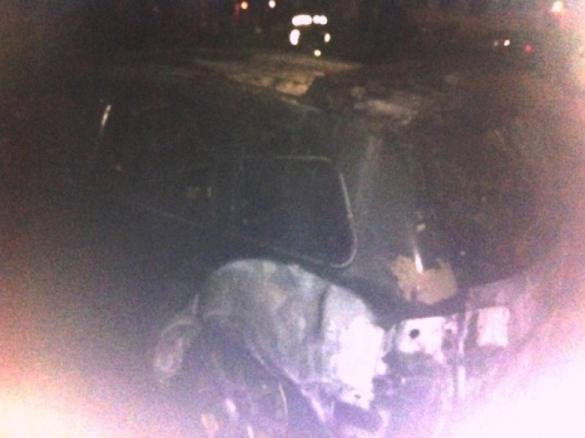 В Воронеже ночью из-за поджога горели сразу три машины