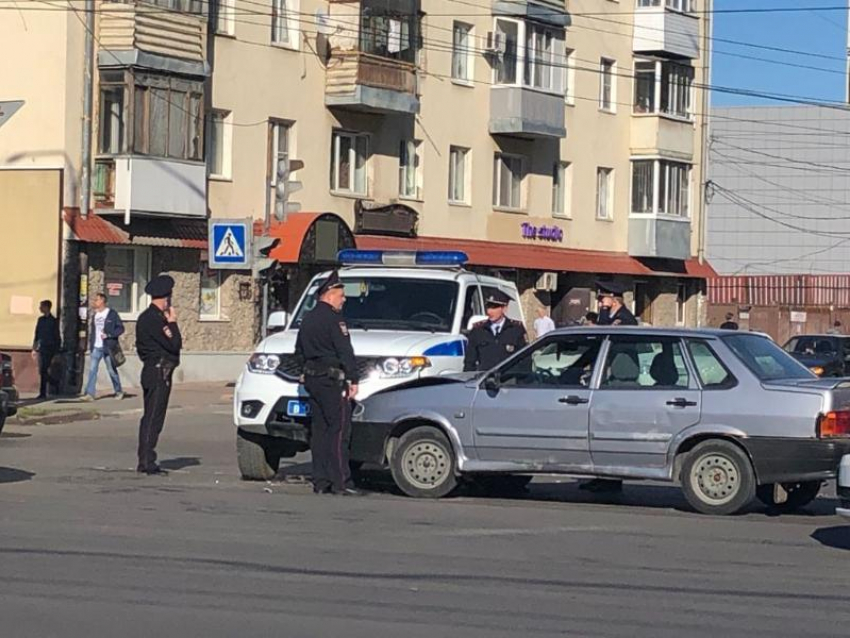 Полицейский УАЗ столкнулся с легковушкой на перекрестке в Воронеже