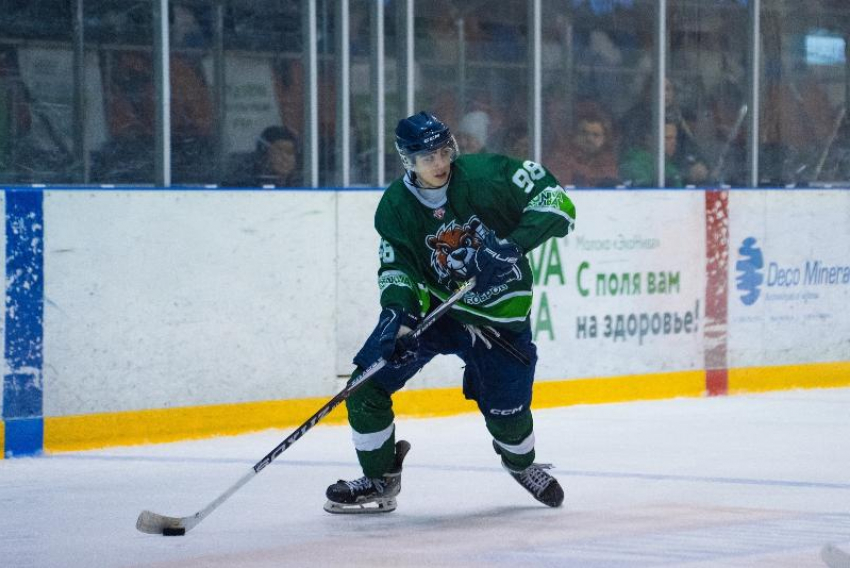 Бобровская хоккейная команда победила нововоронежцев в областном дерби