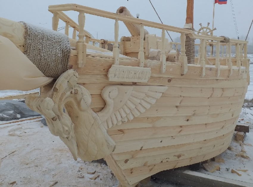 Укротитель бензопилы и его товарищ создали корабль с гальюнной фигурой в Воронеже