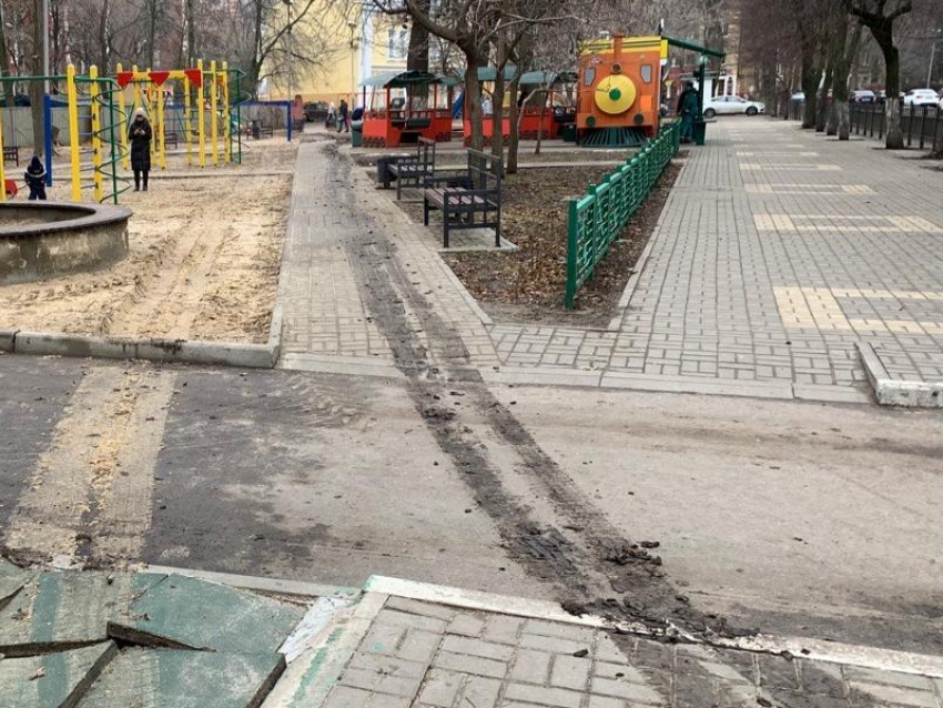 В мэрии Воронежа объяснили, почему разрешили грузовику колесить по детской площадке