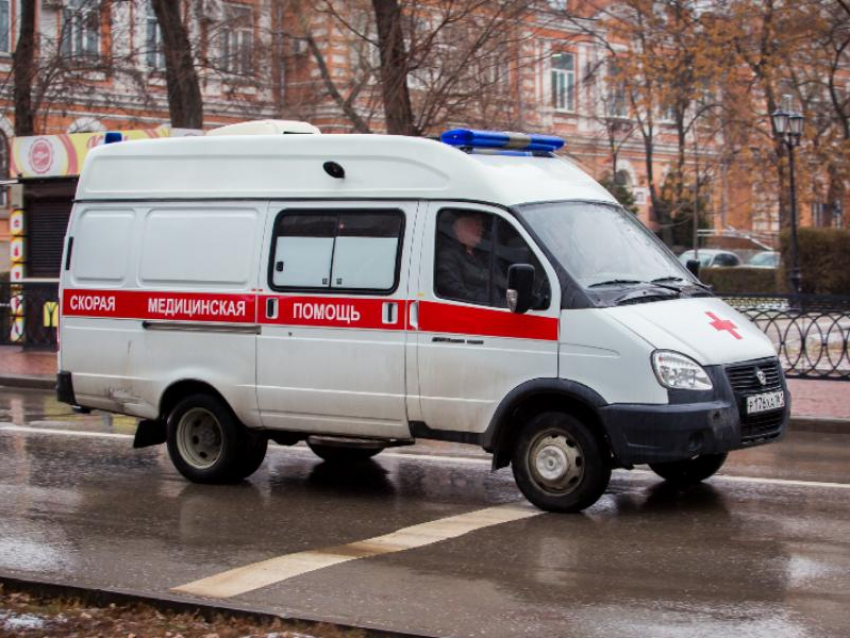 Воронежец попал в больницу после ДТП с деревом 