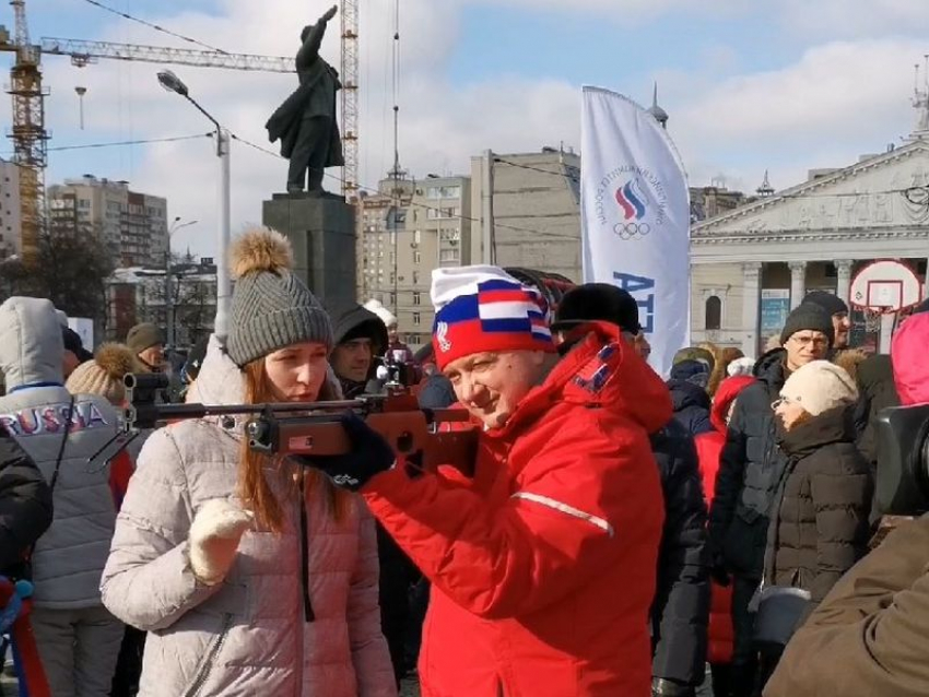 Стрельбу губернатора из винтовки в центре Воронежа сняли на видео